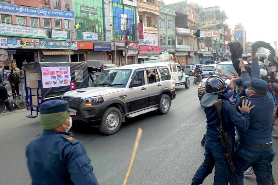 कालोझण्डासहित प्रदर्शन गरिरहेका कांग्रेस कार्यकर्तालाई रोक्न खोज्दै प्रहरी ।