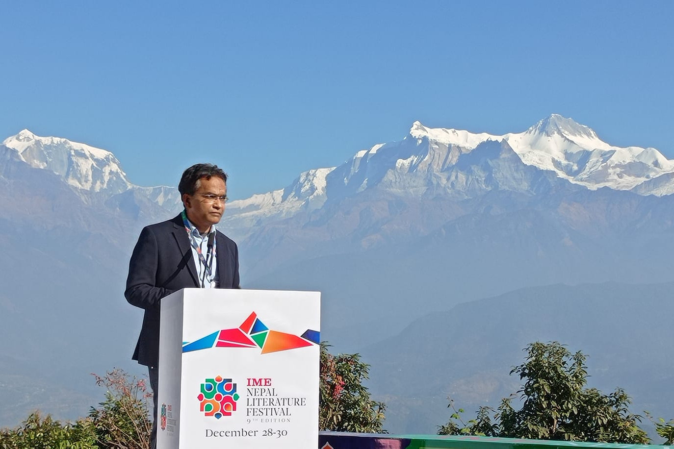 डा.विश्व पौडेलले पोखरामा आयोजित नवौं नेपाल साहित्य महोत्सवको ‘साहित्यको अर्थ’ शीर्षकमा मन्तव्य दिदैं । फाेटाे: सामाजिक सञ्जाल