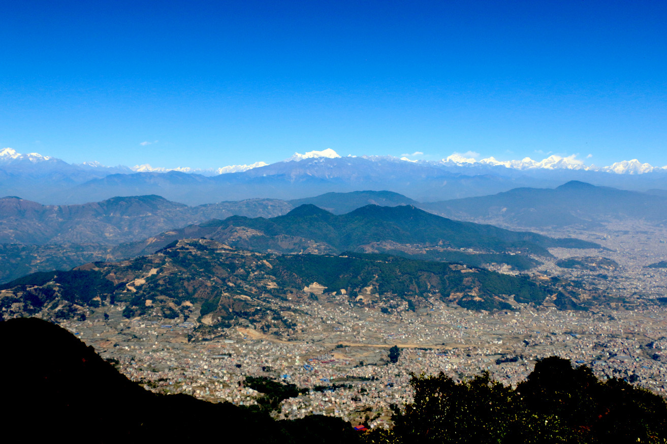 काठमाडौं चन्द्रागिरि हिल्सबाट मौसम सफा भएपछि काठमाडौँ उपत्यका वरिपरि डाँडामाथि देखिएको विभिन्न हिम शृङ्खलाको मनोरम दृश्य । तस्बिर: चन्द्रकला क्षेत्री/रासस