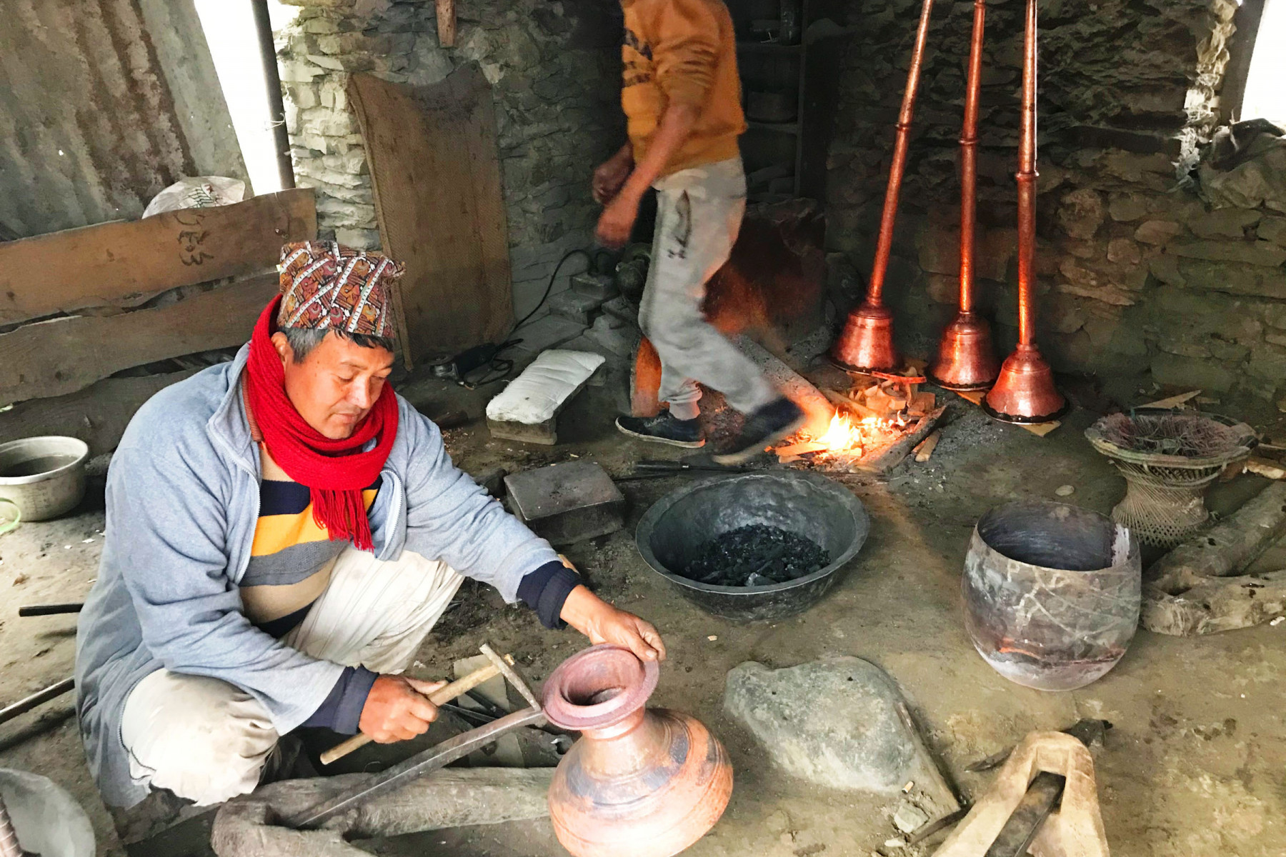 बागलुङ जिल्लाको काठेखोला गाउँपालिका–५ बिहुँ स्थित तामाको गाग्री निर्माण गर्दै अरुण विश्वकर्मा । तस्वीर: खेमराज गौतम/रासस