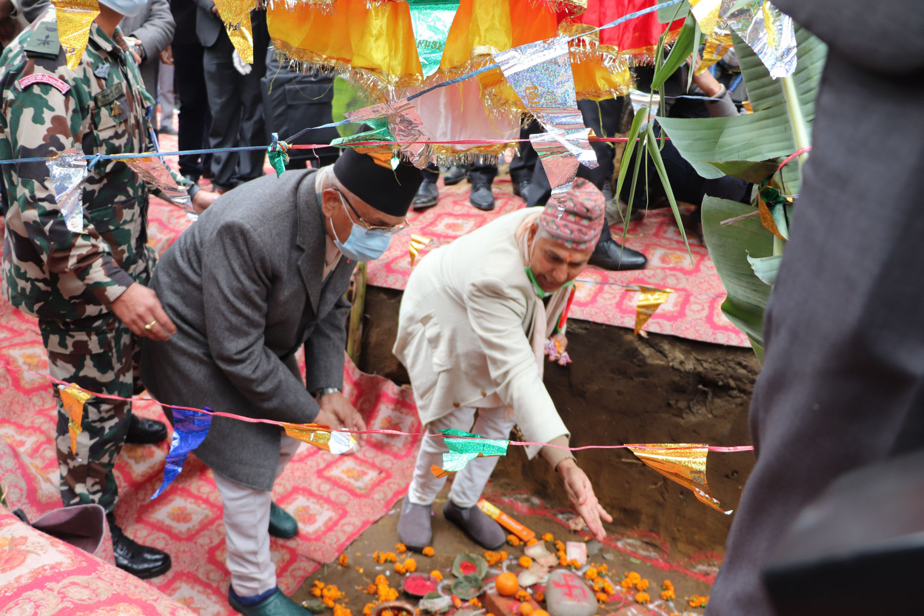 शिलान्यास गर्दै प्रधानमन्त्री ओली