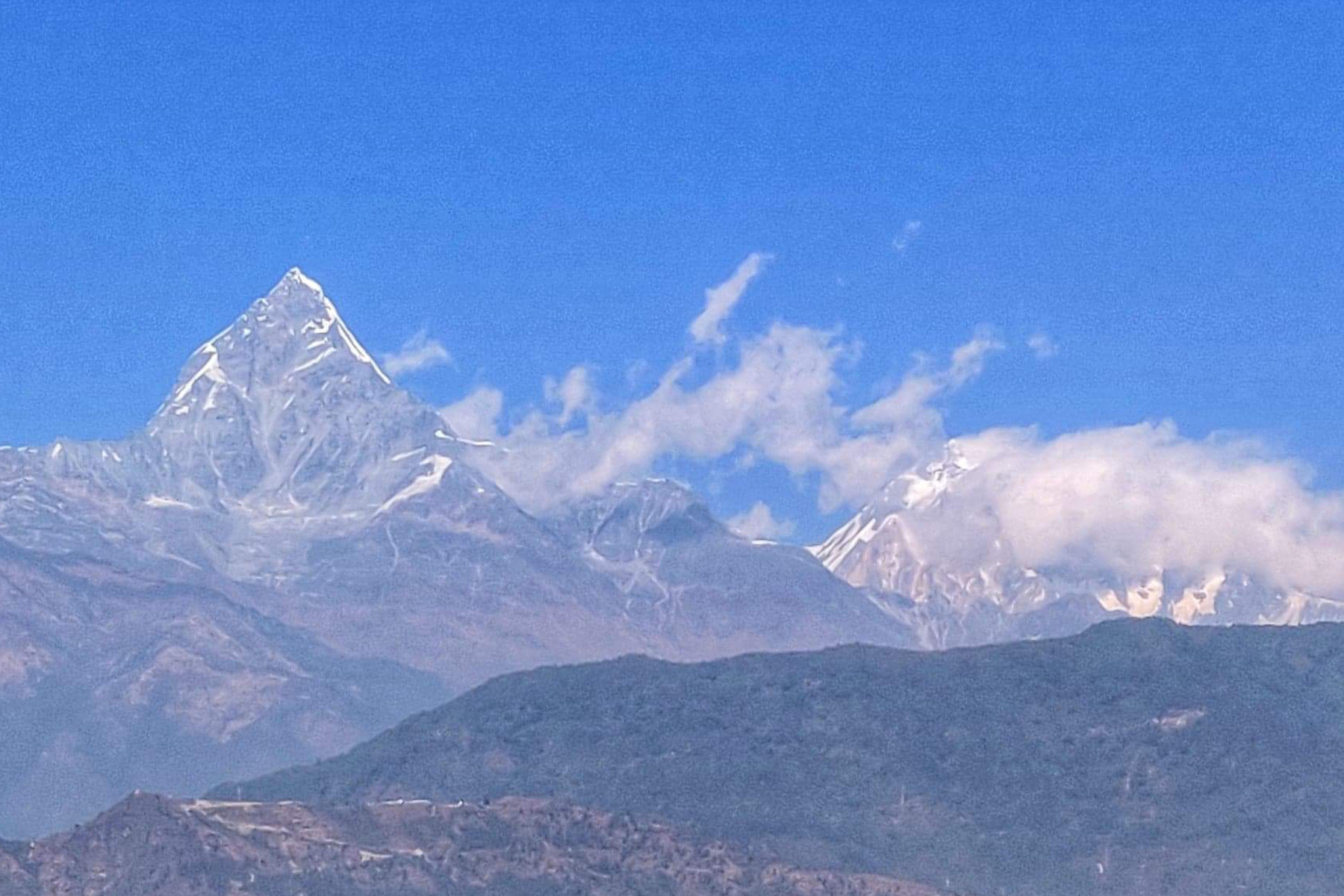 पोखराको बिन्ध्यावासिनी मन्दिर परिसरबाट बिहाबार बिहान देखिएको माछापुच्छ्रे । तस्वीर: राधिका कँडेल/रासस