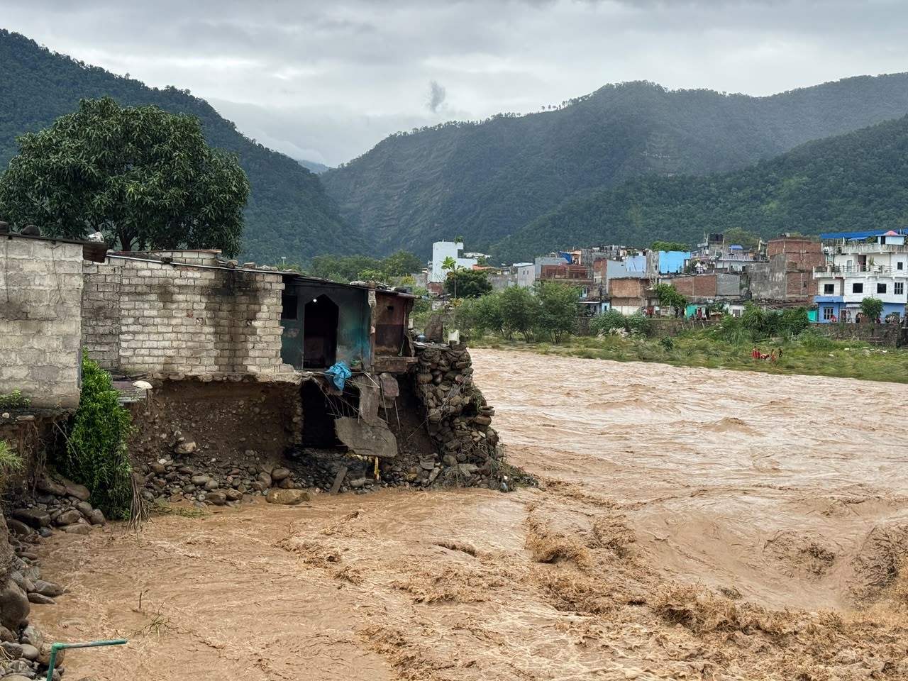 तिनाउले बुटवलका ६ वटा घर बगायो, १ हजार जना विस्थापित