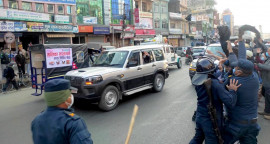 कालोझण्डासहित प्रदर्शन गरिरहेका कांग्रेस कार्यकर्तालाई रोक्न खोज्दै प्रहरी ।