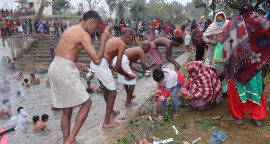 कुण्ड स्नान गरी पुजाआजा गर्दै भक्तजन