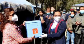 खोप हस्तान्तरण गर्दै प्रजिअ