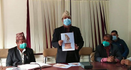 खाका सार्वजनिक गर्दै नगरप्रमुख ।