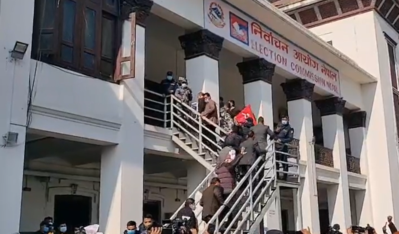 प्रतिनिधि सभा विघटनको विरोधमा प्रदर्शन गर्दै निर्वाचन आयोग पुगे प्रचण्ड-नेपाल