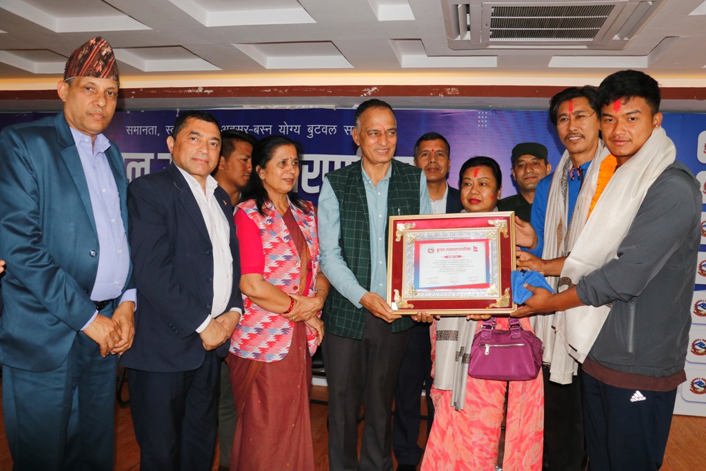 बुटवल उपमहानगरले गर्‍यो राष्ट्रिय क्रिकेट टीमका खेलाडी मल्ललाई सम्मान