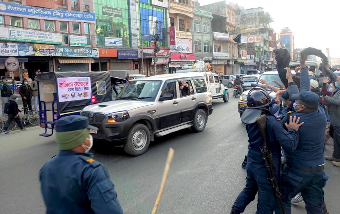 नेकपा महासचिव पौडेललाई बुटवलमा कांग्रेस कार्यकर्ताले देखाए कालोझण्डा