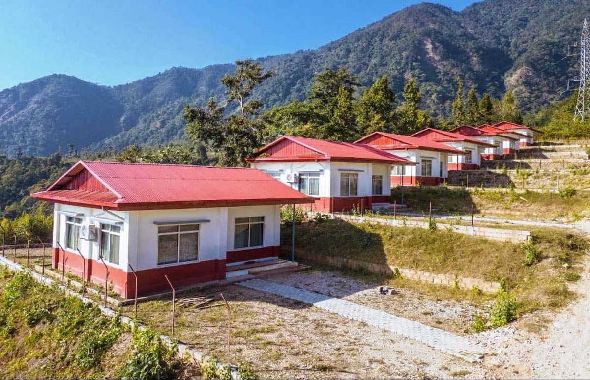पहाडी पाखामा रमाउदै पर्यटक