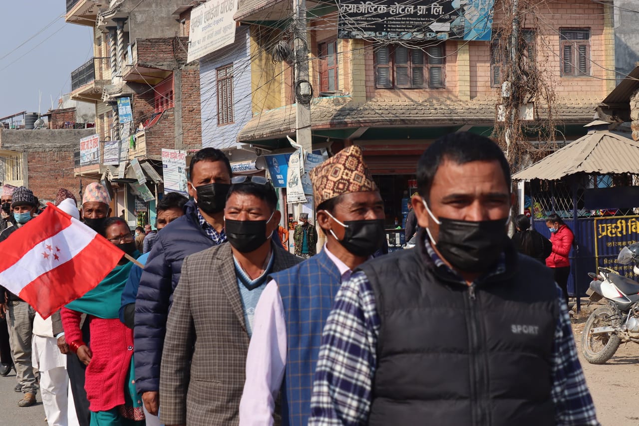 दाङमा कालाे मास्क लगाएर कांग्रेसले गर्याे सरकारकाे बिराेध