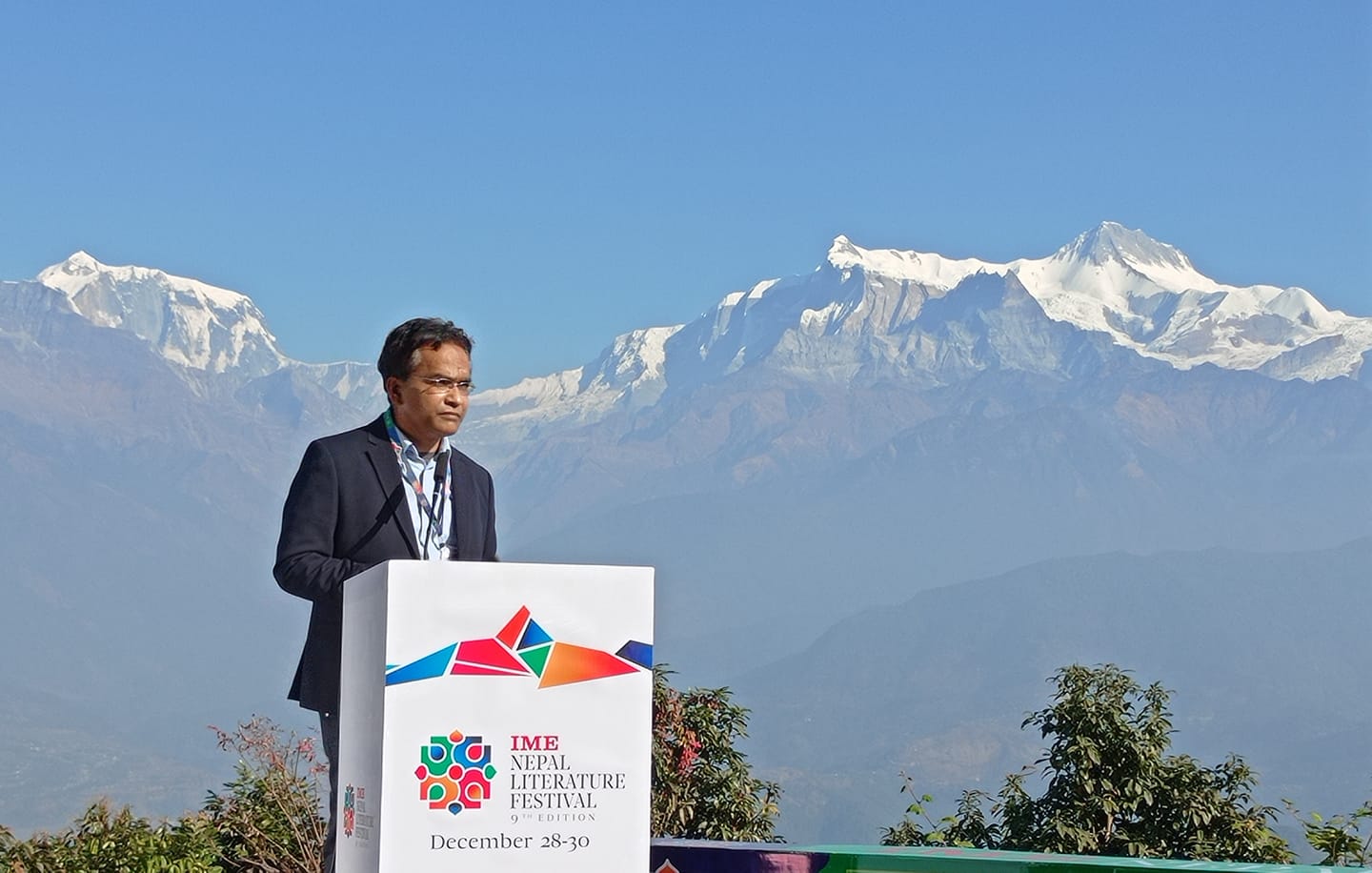 डा.विश्व पौडेलले पोखरामा आयोजित नवौं नेपाल साहित्य महोत्सवको ‘साहित्यको अर्थ’ शीर्षकमा मन्तव्य दिदैं । फाेटाे: सामाजिक सञ्जाल