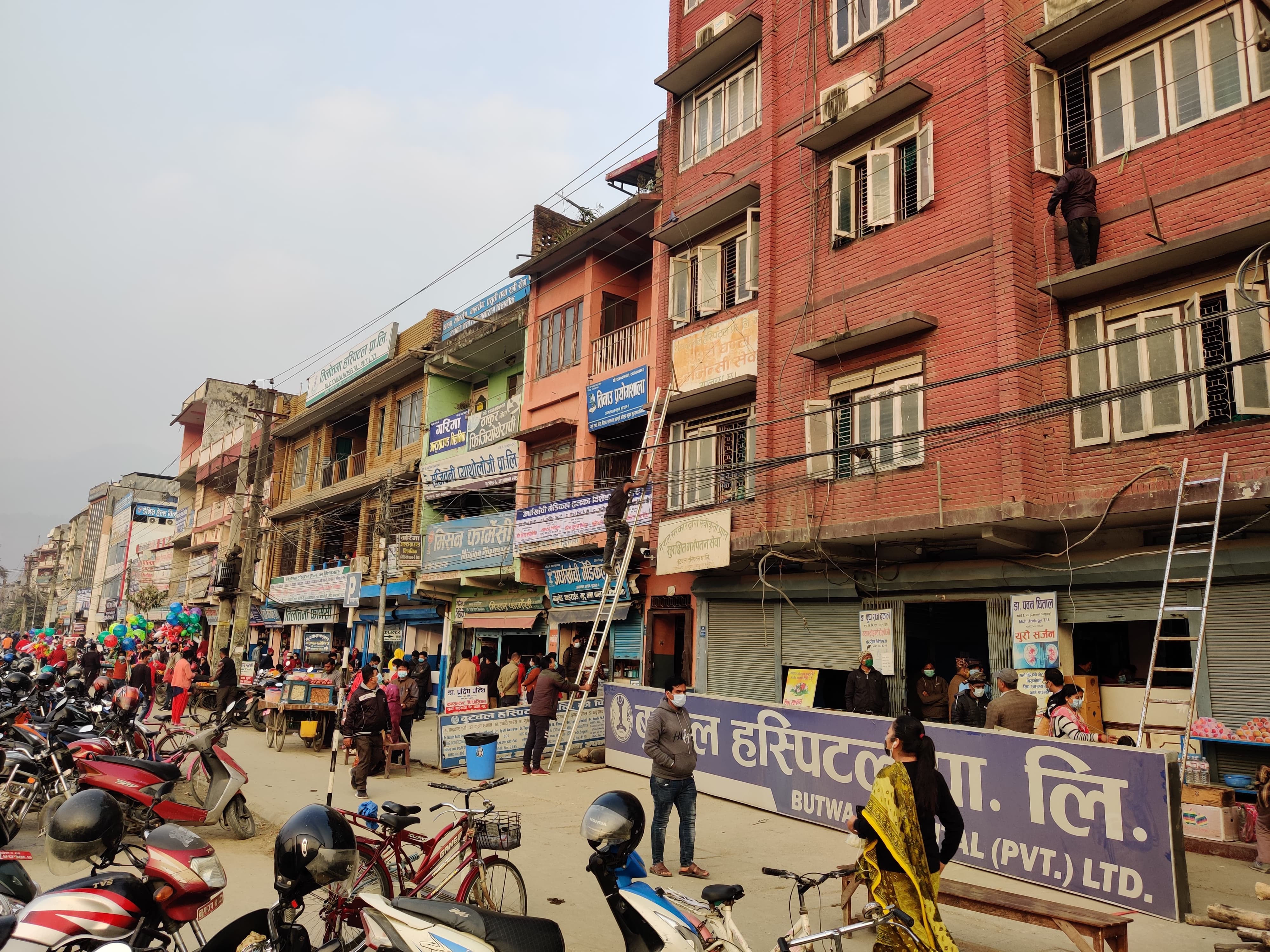 राजमार्ग चाैराह-चिडियाखाेला सडक सिमाभित्र रहेका संरचना