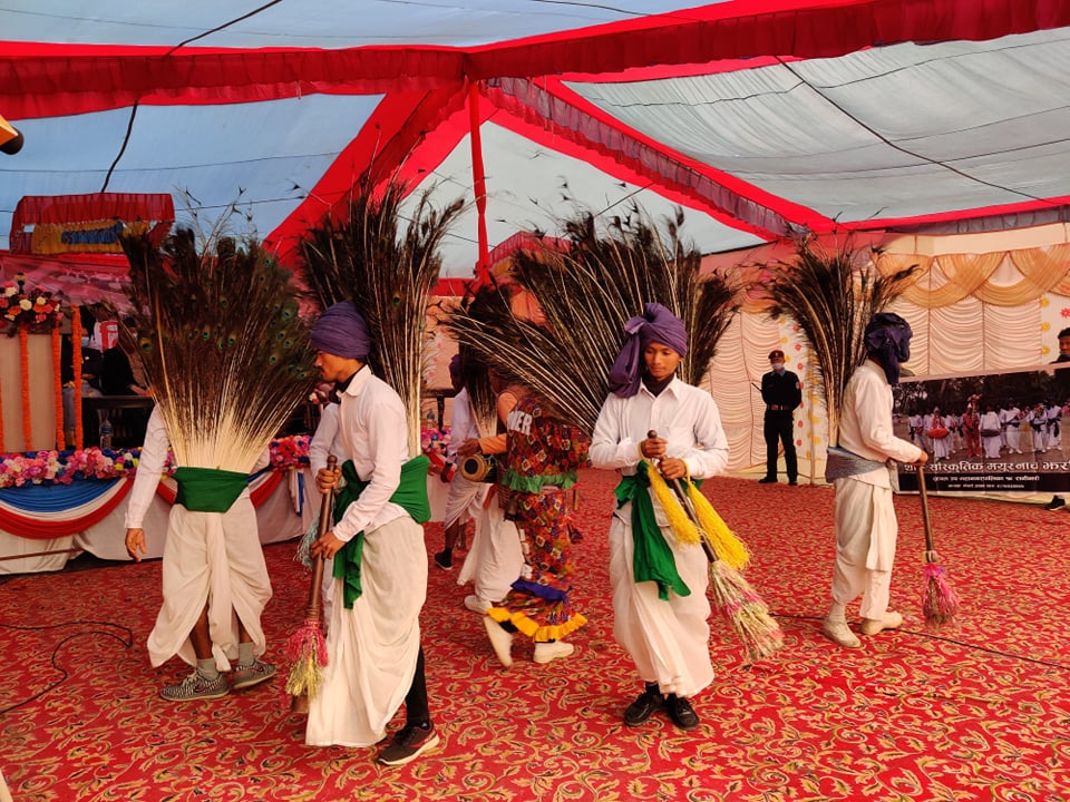 झाँकी प्रदर्शन गर्दै