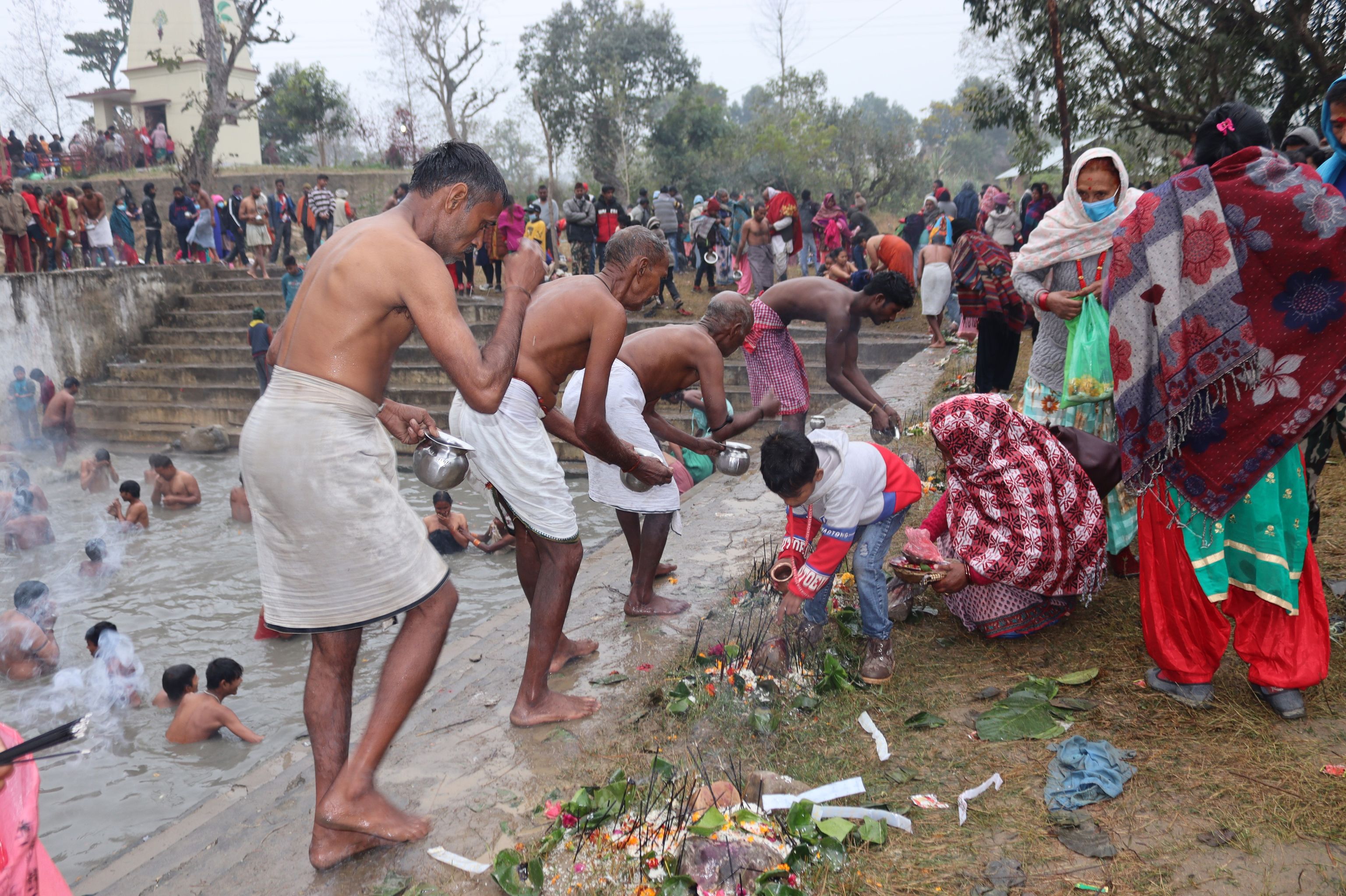 कुण्ड स्नान गरी पुजाआजा गर्दै भक्तजन