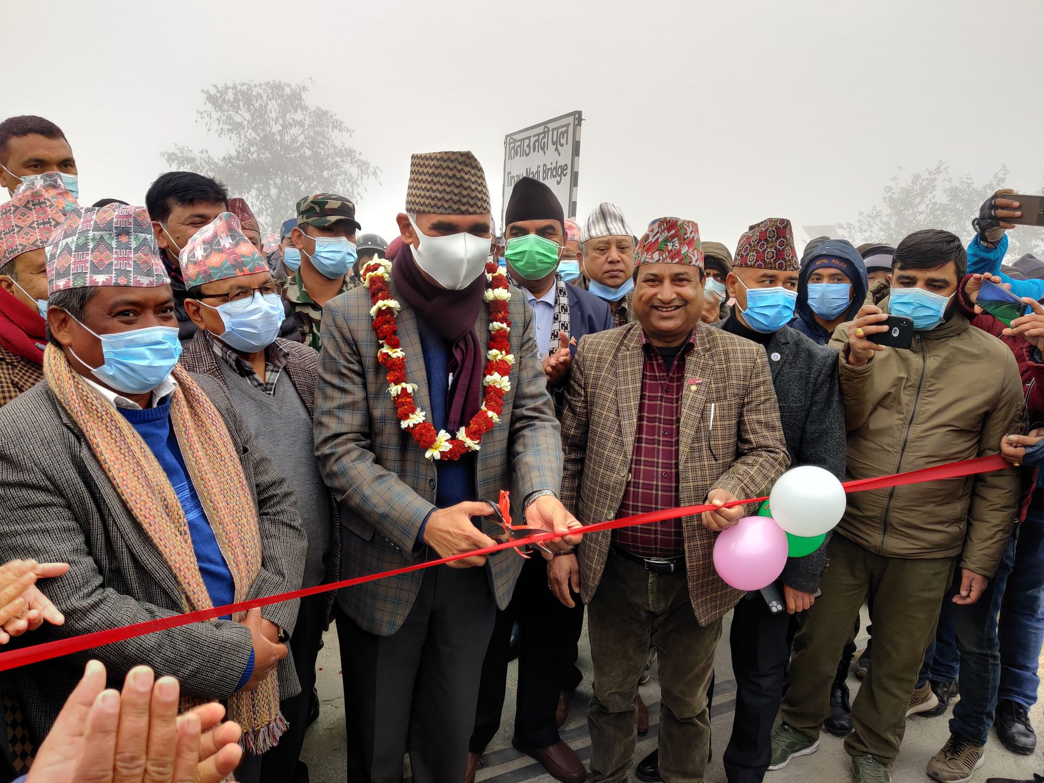 तिनाउमा बनेको पुल उद्घाटन गर्दै विष्णु पाैडेल