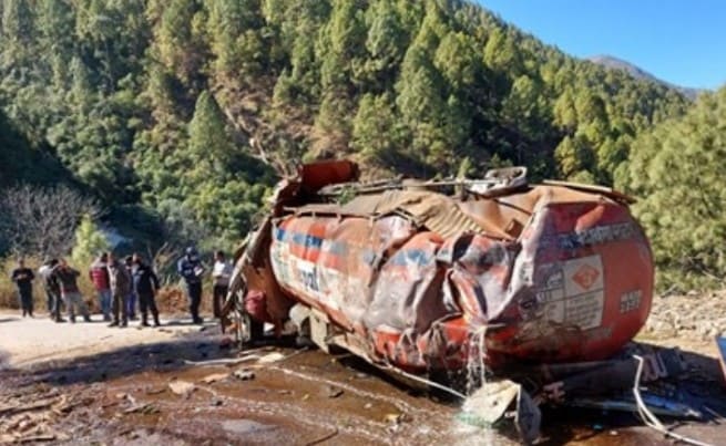 दुर्घटनामा परेकाे ट्याङ्कर