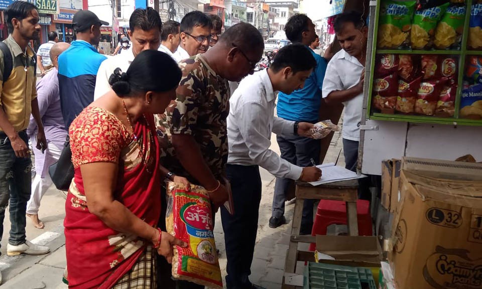भैरहवामा बजार अनुगमन,  म्याद सकिएका खाद्यवस्तु बरामद