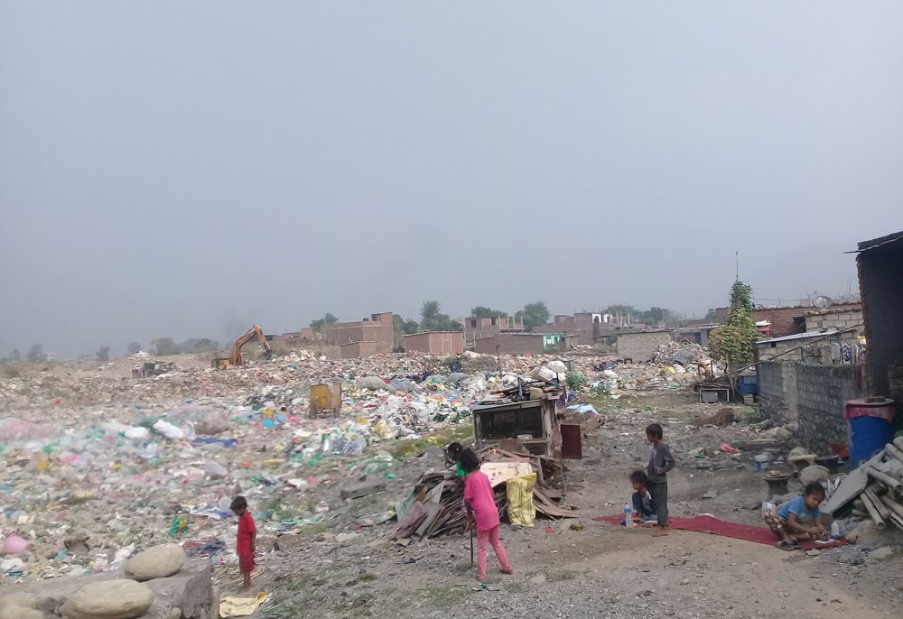 बस्तीअगाडि फोहोरको थुप्रो