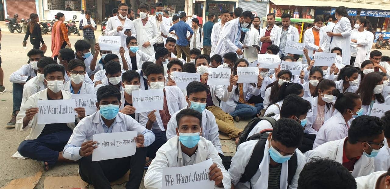 सरकारी निर्देशन मेडिकल कलेजले नमानेपछि विद्यार्थी आन्दोलित