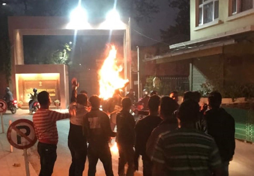 भारतीय दूतावास अगाडि नेविसंघले जलायो मोदीको पुत्ला