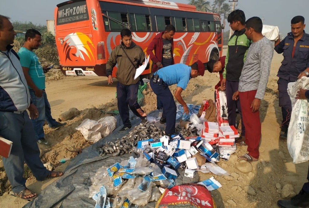 नेपाल-भारत मैत्रीपूर्ण बसमा तस्करी,  भारत जाँदै सामान ओसार्दै