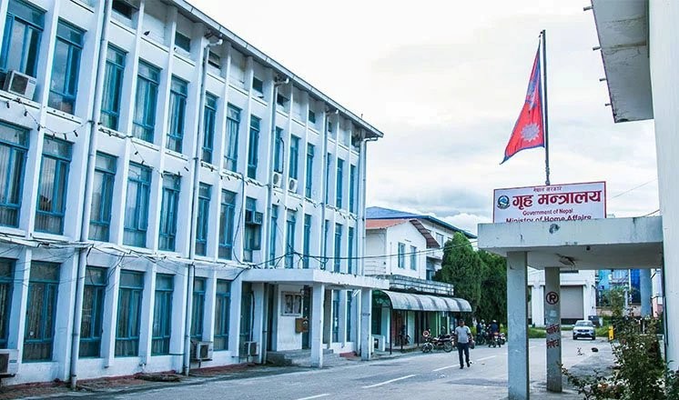 क्यालेण्डरमा रातो भएपनि बिहीबार सार्वजनिक बिदा छैन : गृह