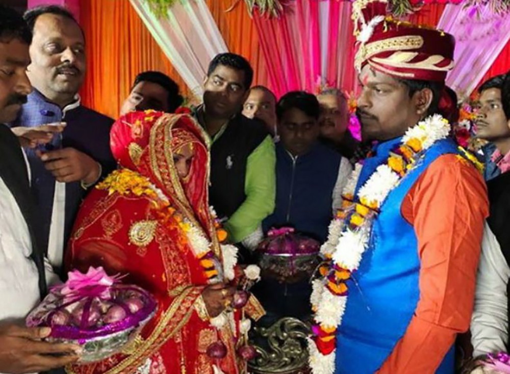 दुलाहा-दुलहीले लगाइदिए प्याजकाे माला, 'गिफ्ट' पनि प्याज नै