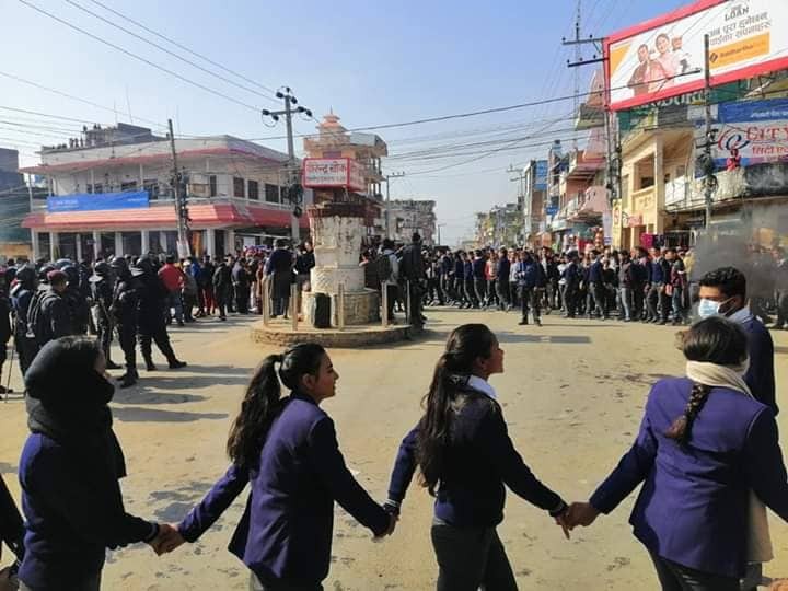 ट्याक्टरको ठक्करबाट स्कुले बालिकाको मृत्यु भएपछि विद्यार्थी आन्दोलित
