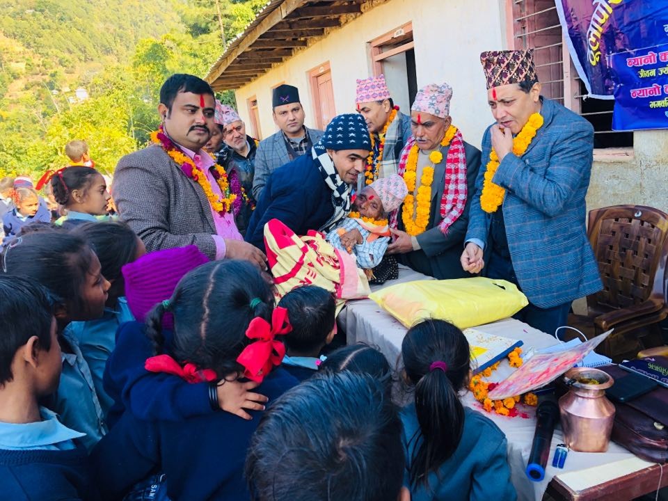 विद्यार्थीलाई न्यानो कपडा