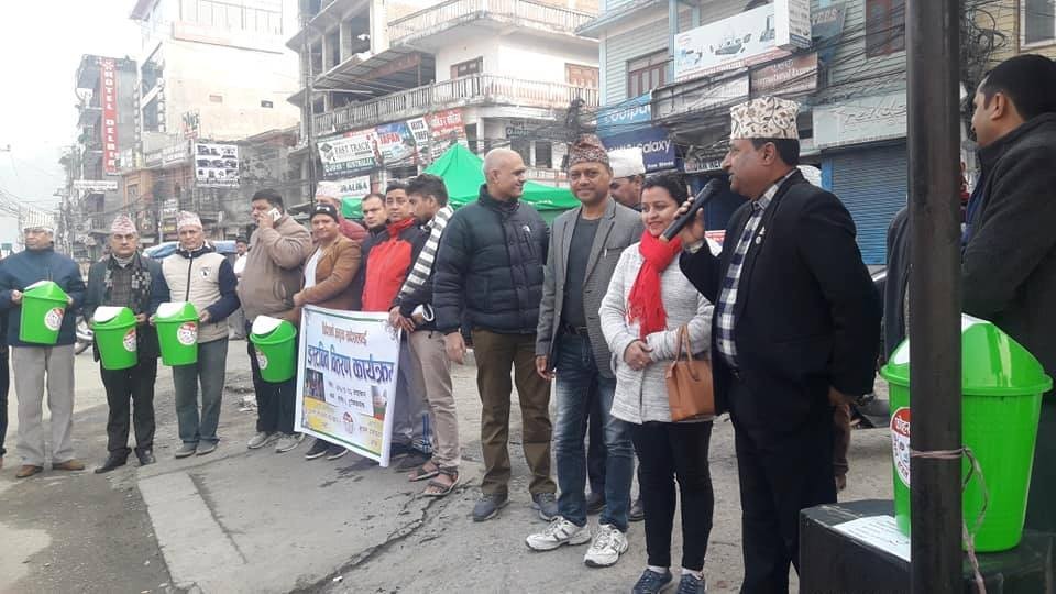 सडकमा मनलाग्दी फोहोर नफाल्नुस् है ! बाँडियो सार्वजनिक बसलाई डस्टविन