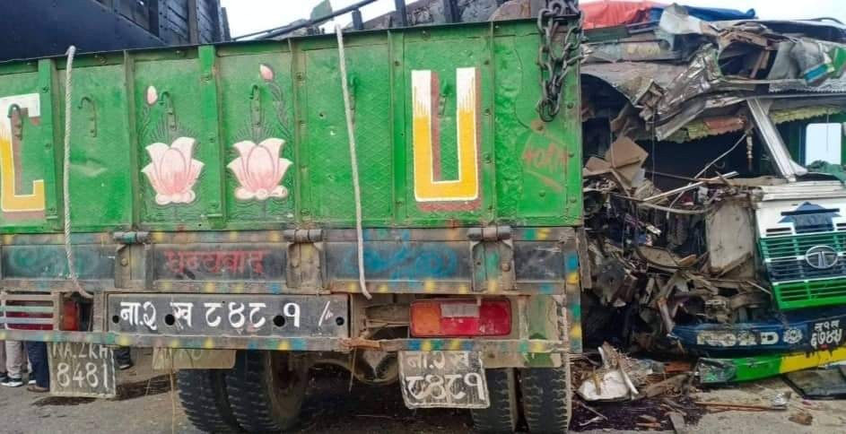 ३ वटा ट्रक एकापसमा ठोक्किदा ३ जनाको मृत्यु, ९ जना घाईते