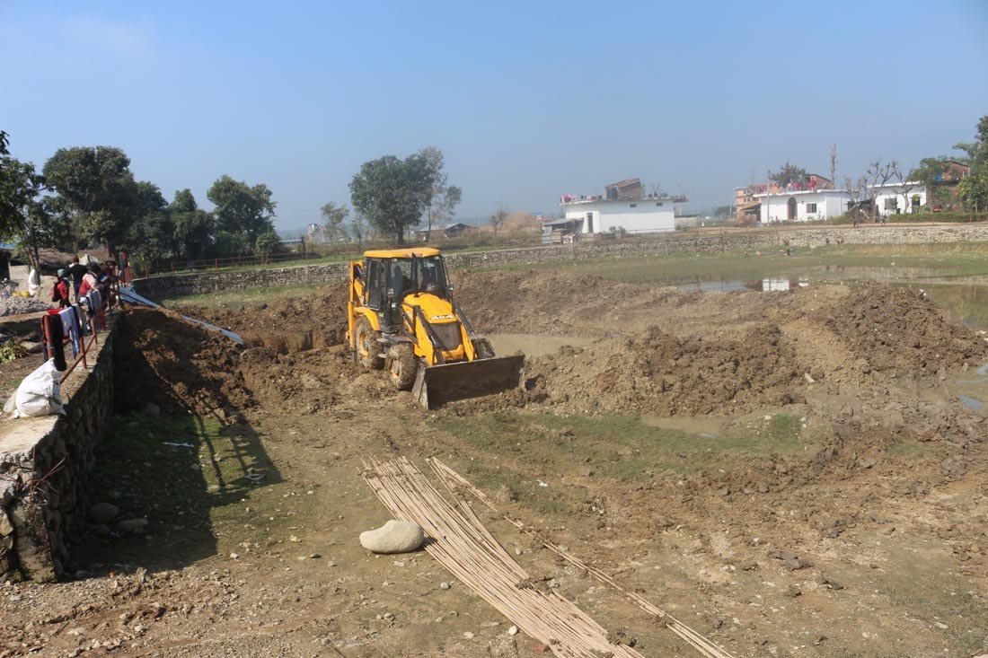रुपन्देहीको तिलोत्तमामा  पोखरी मासेर ‘नमूना’ वडा कार्यालय !
