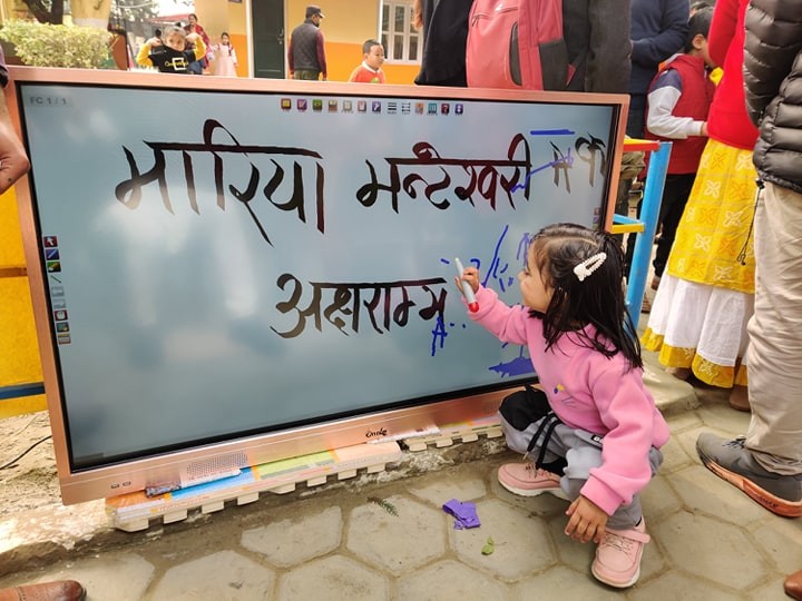 मारियामा स्मार्टबोर्डमा अक्षरारम्भ