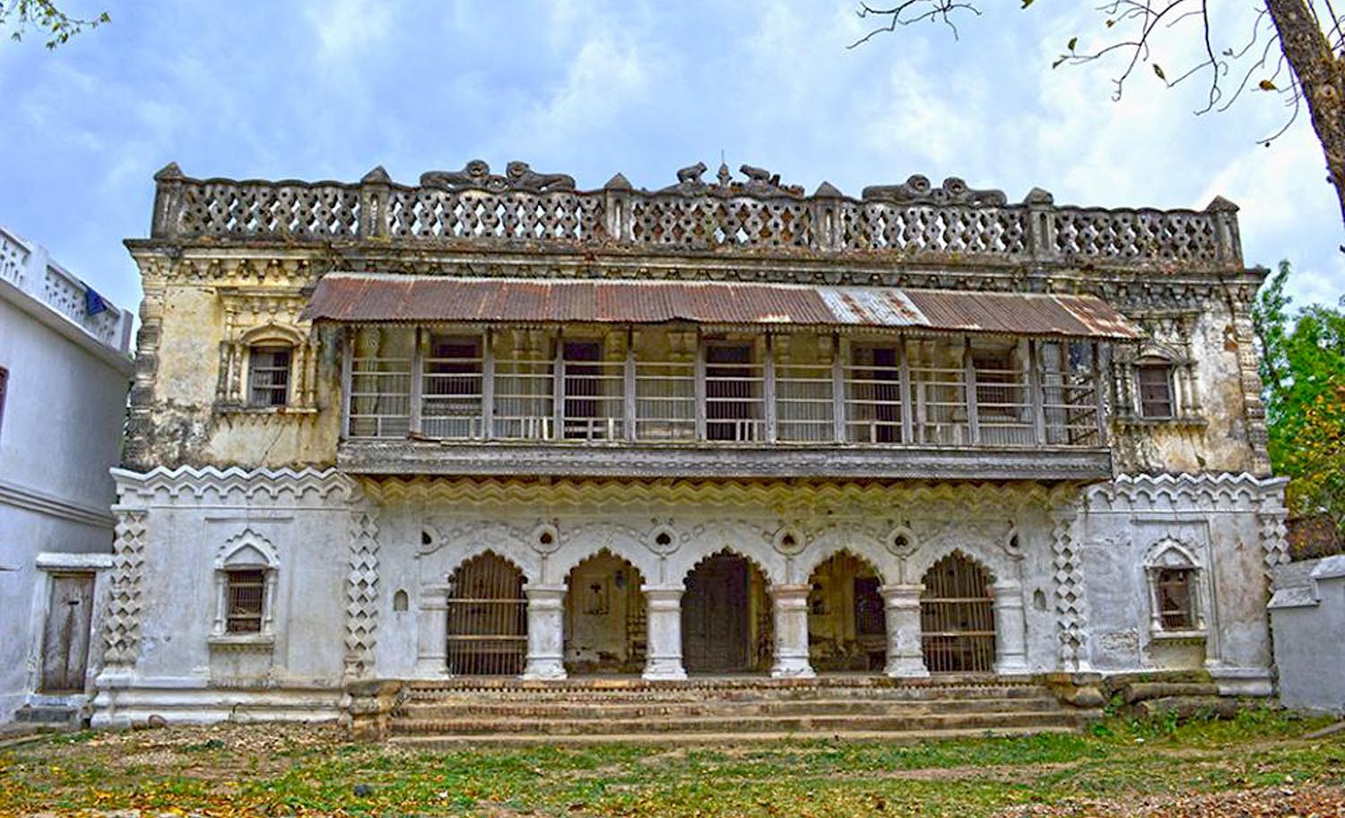 राणाहरुलाई टक्कर दिन १ सय २२ वर्षअघि थारु अगुवाले बनाएका थिए ५५ झ्याले दरबार