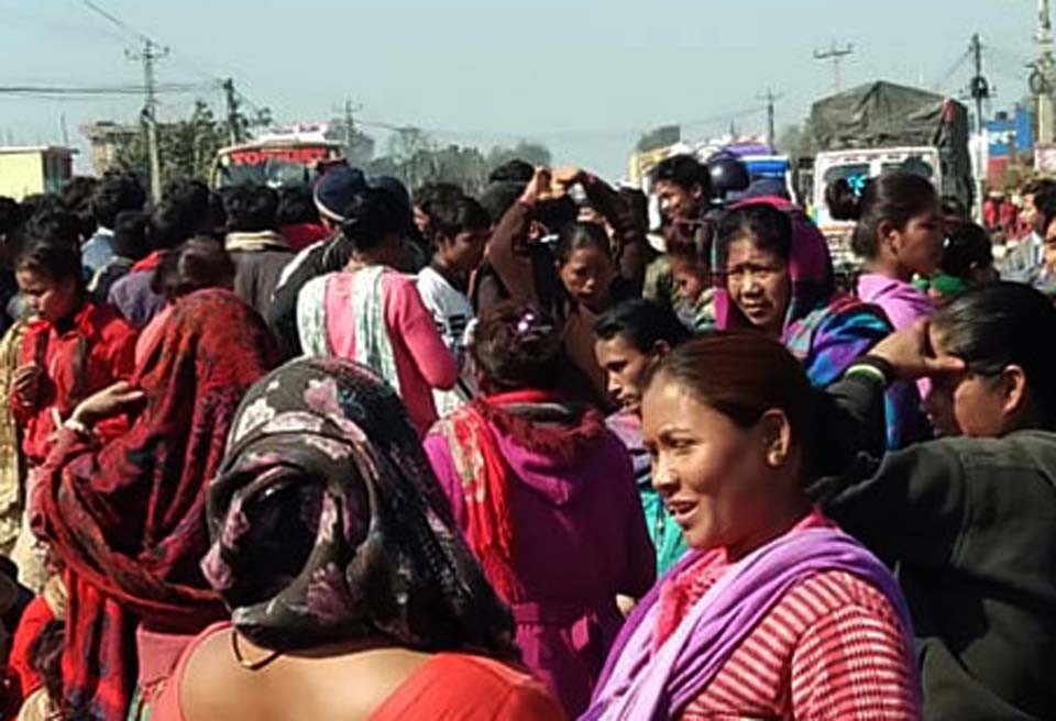 दुर्घटनापछि सुरक्षाकर्मी र प्रदर्शनकारीबीच झडप