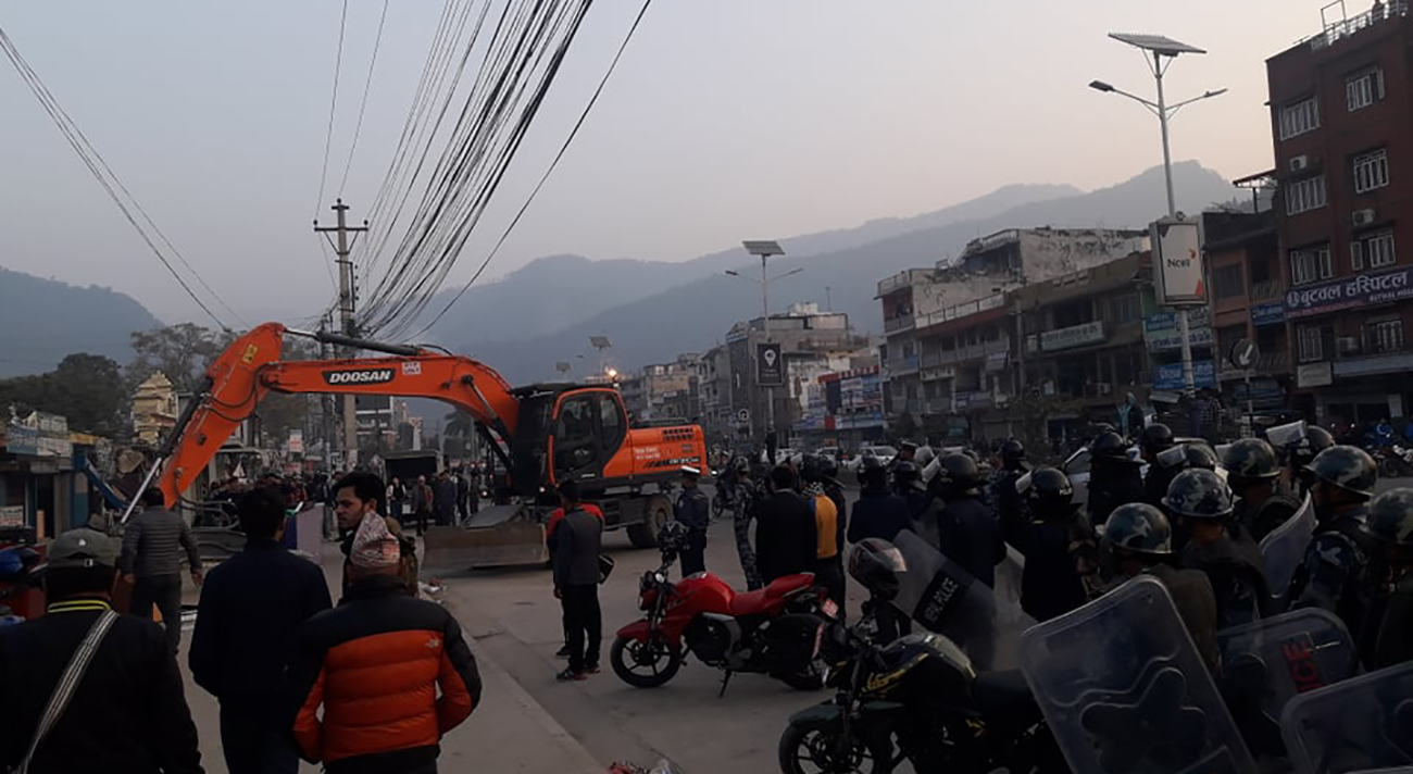 लुम्बिनी अस्पतालका सटरमा चल्यो डोजर