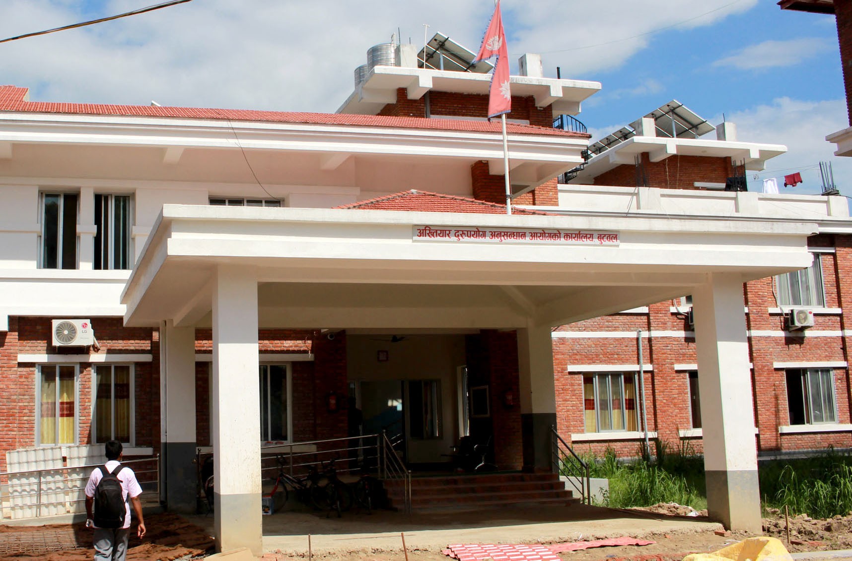 भैरहवामा १७ लाख घुससहित समातिए नापीका कर्मचारी