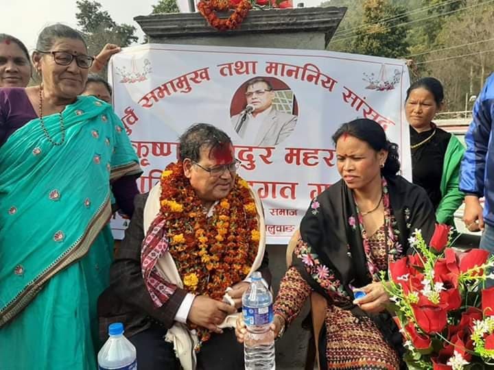 महरा गृहजिल्ला दाङमा, समर्थकले फूलमालाले स्वागत गरे