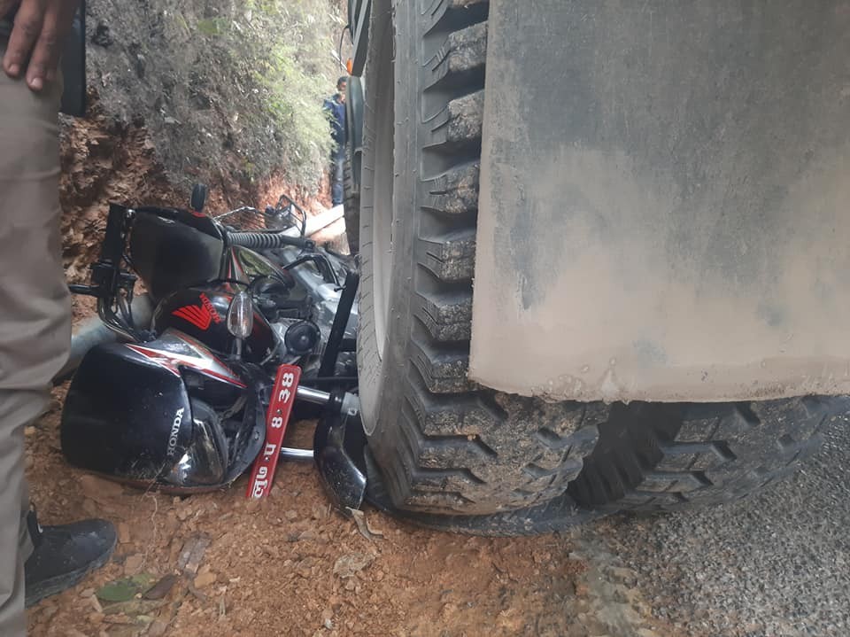 ट्रिपरको ठक्करबाट श्रीमतीको मृत्यु, श्रीमान गम्भीर घाइते