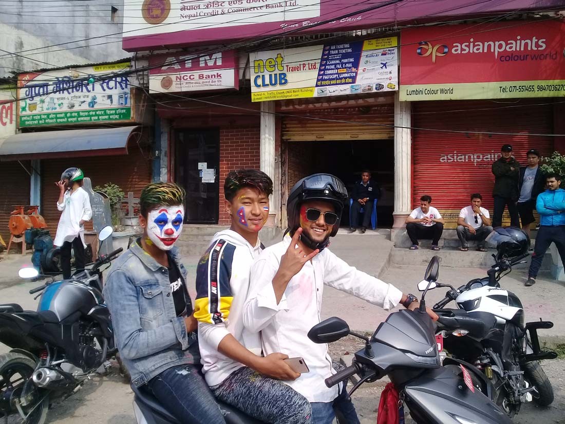 कोरोनाको जोखिम मोल्दै होलीको रमझम