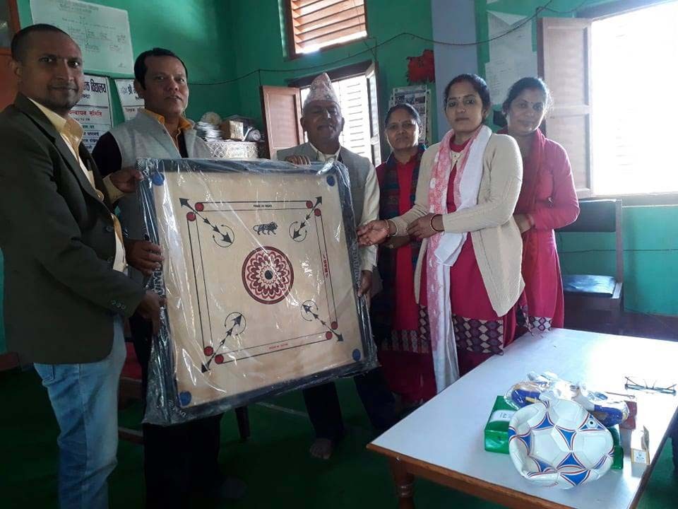मजदुरका छोराछोरीलाई शैक्षिक तथा खेलकुद सामग्री