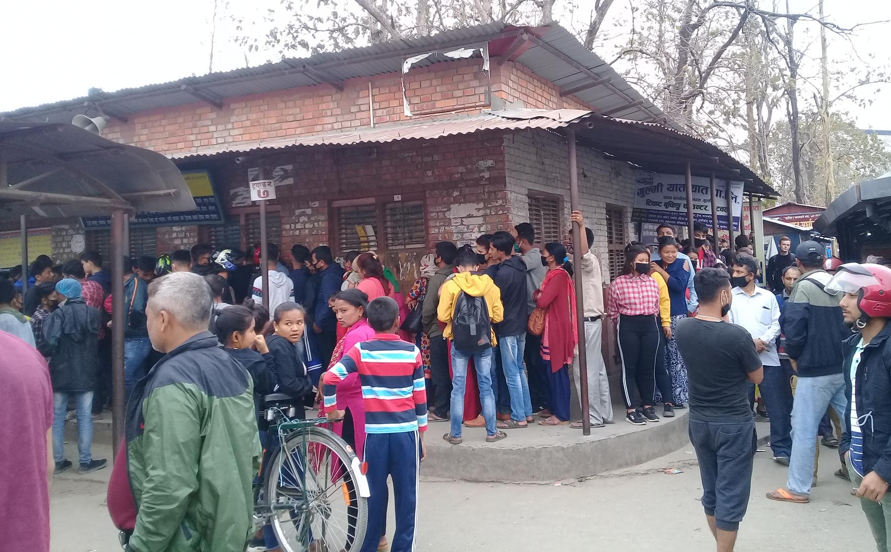 गाउँ फर्किनका लागि बसको टिकट लिन लाइन लागेका सर्वसाधारण। फाइल तस्वीर