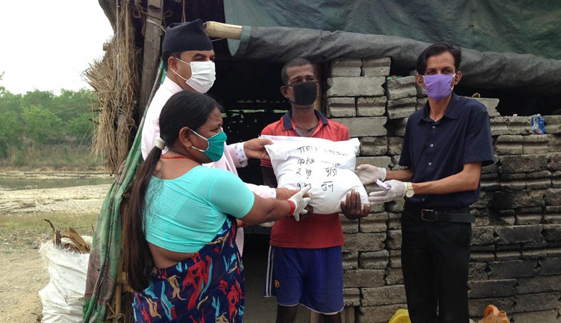 विपन्नको घरमा रुपन्देहीको तिलोत्तमा नगरपालिकाले पुर्‍याइदियो खाद्यान्न