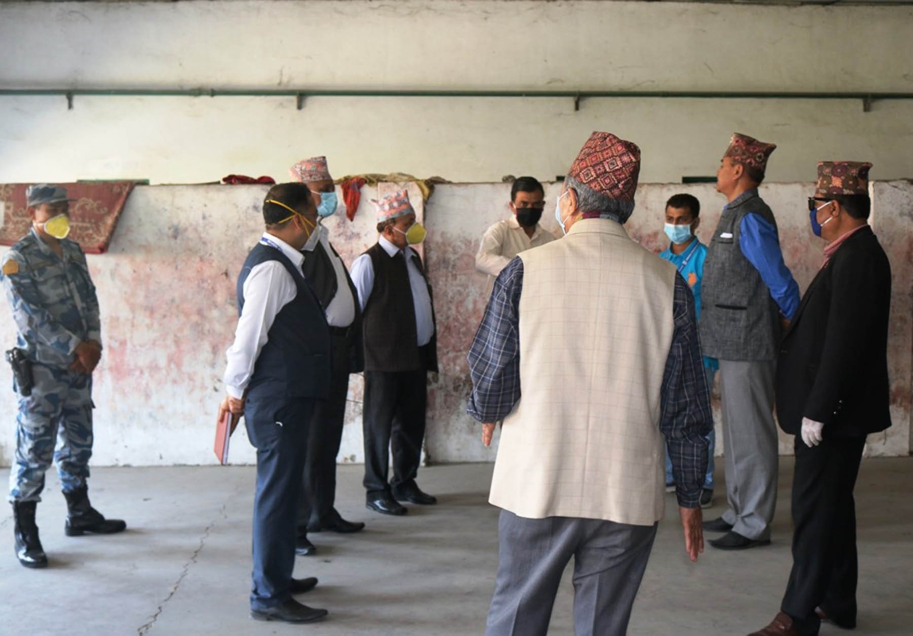 आइसीयू निर्माणका लागि निरिक्षणका क्रममा।