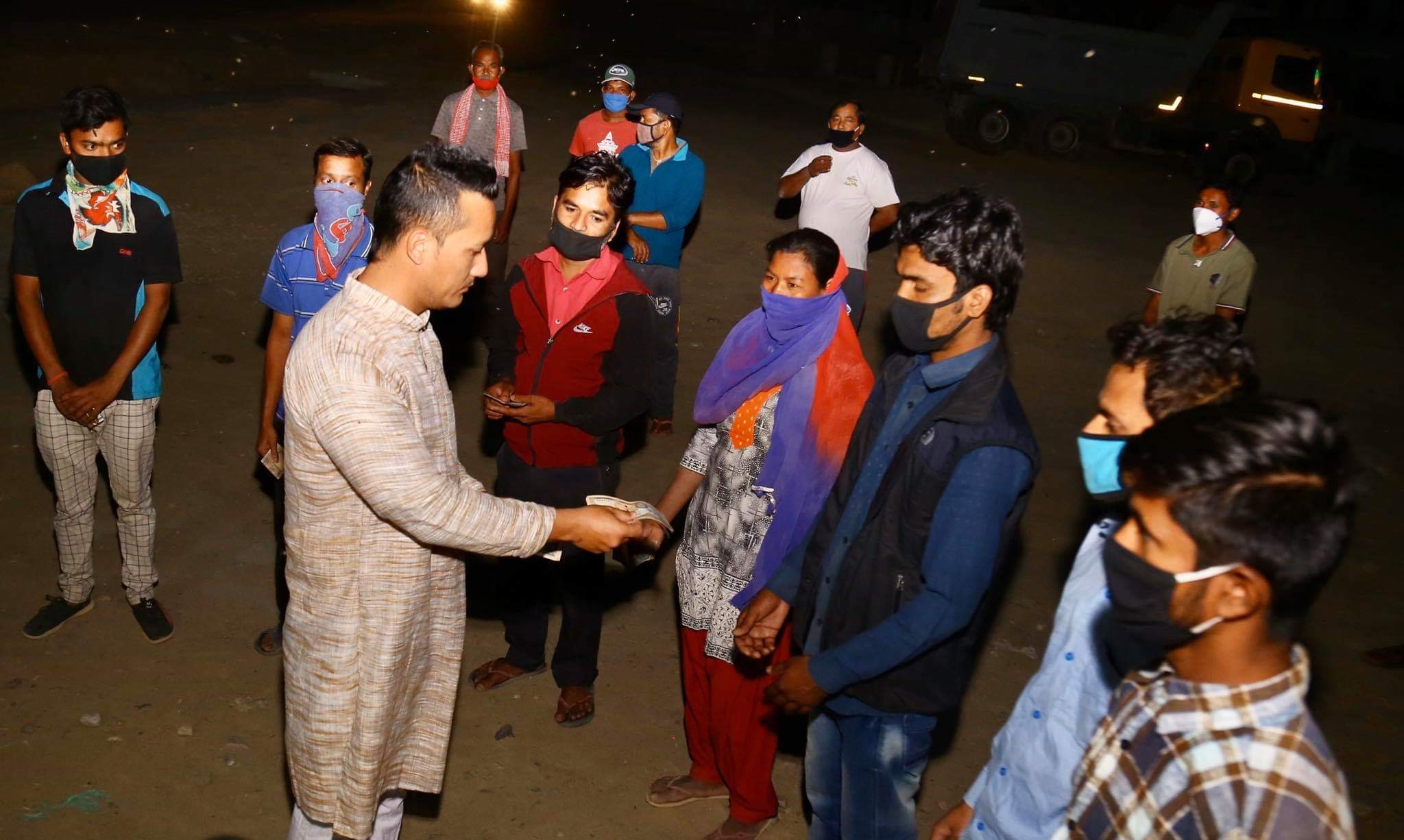 व्यवसायीद्वारा बेरोजगार भएका मजदूरलाई सहयोग