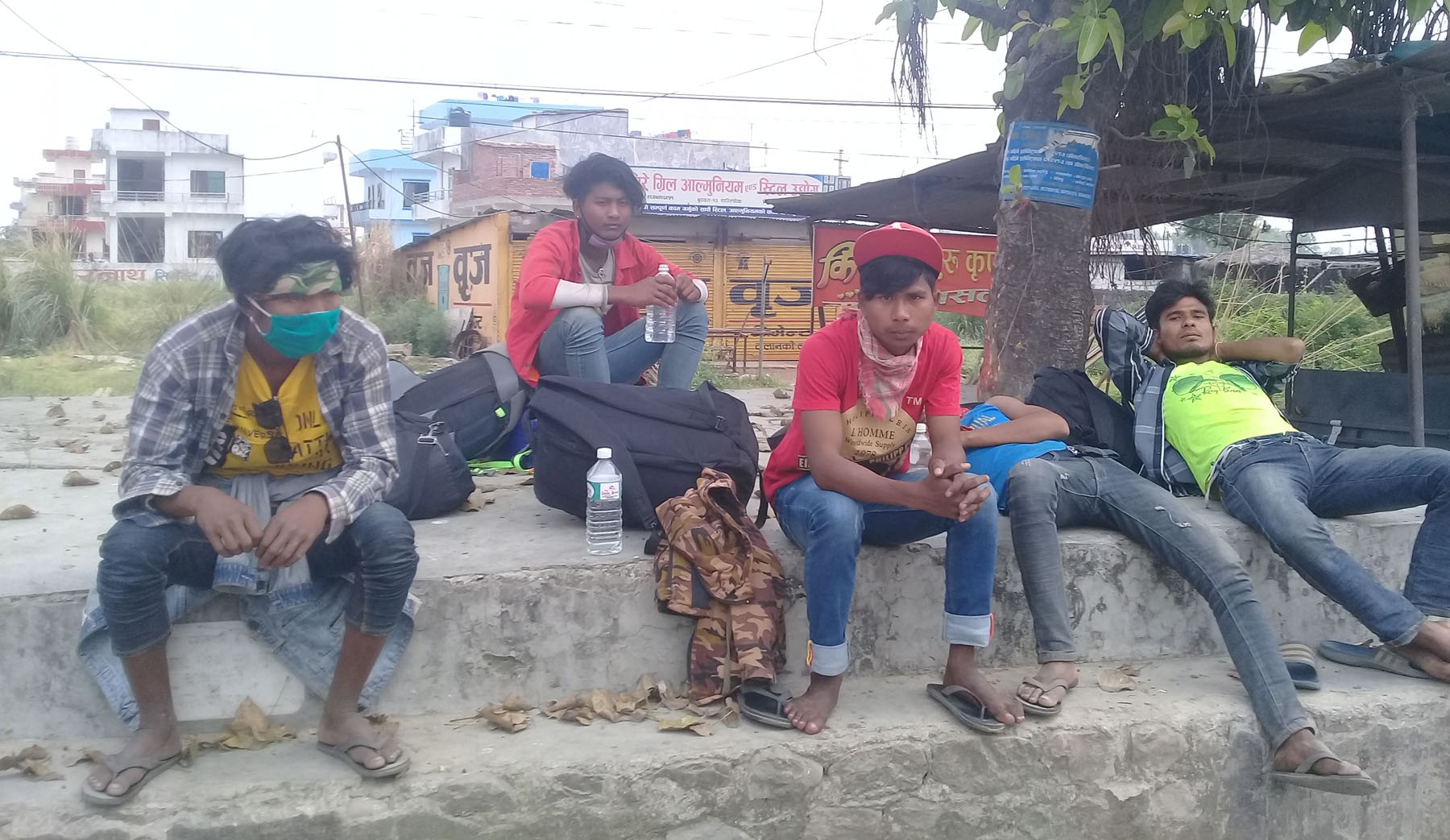 भोकभोकै हिडिरहेका छन् अलपत्र मजदुर