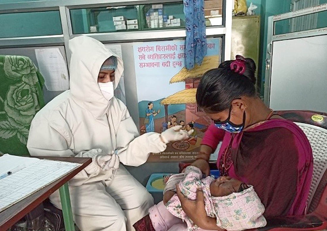 पीपीई लगाएका स्वास्थ्यकर्मीबाट बुटवलमा खोप कार्यक्रम