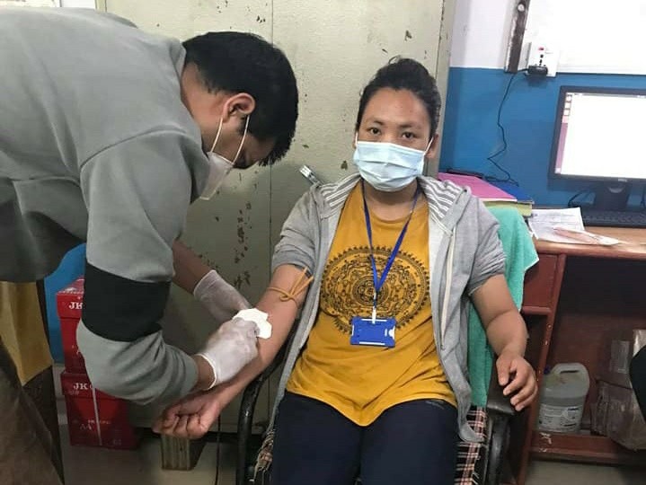 जब आइसोलेशनमा भर्ना भएका संक्रमितलाई स्वास्थ्यकर्मीले दिईन् रगत